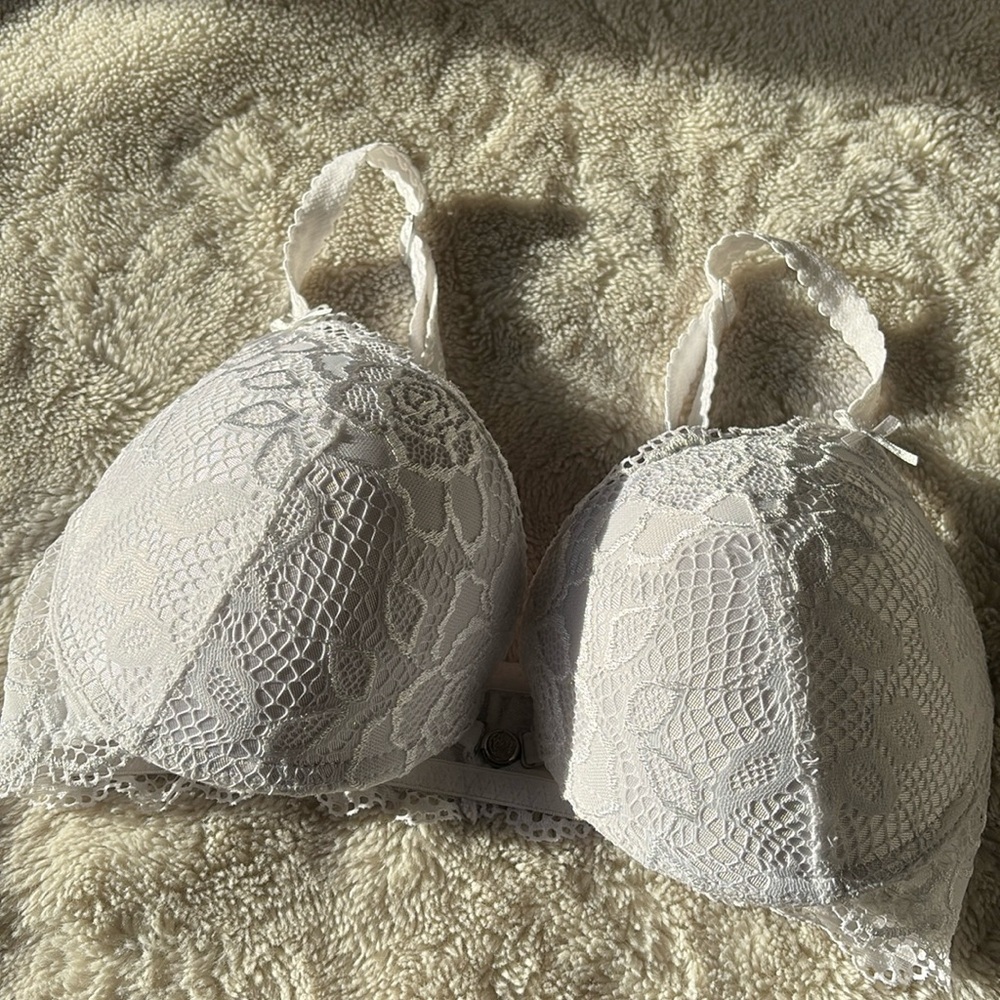 La Vie en Rose White Lace Front-Clasp Bra – 34D | Romantic Delicate | - Picture 3 of 6